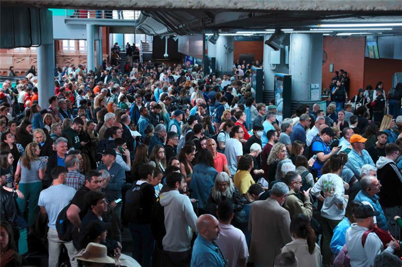 Nur langsam normalisierte sich am Dienstag wieder der Reiseverkehr, wie hier am Bahnhof Atocha in Madrid

