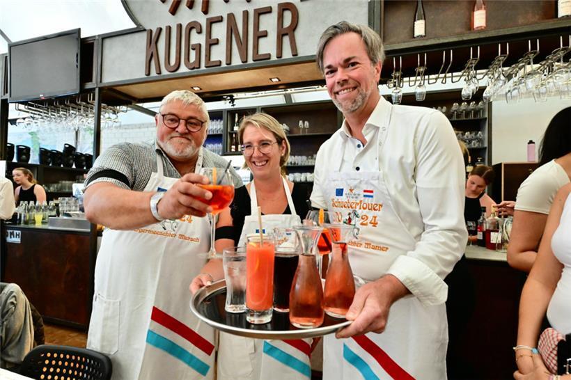 Nur nichts verschütten: Michel Malherbe, Carole Weigel und Luc Feller im Restaur...