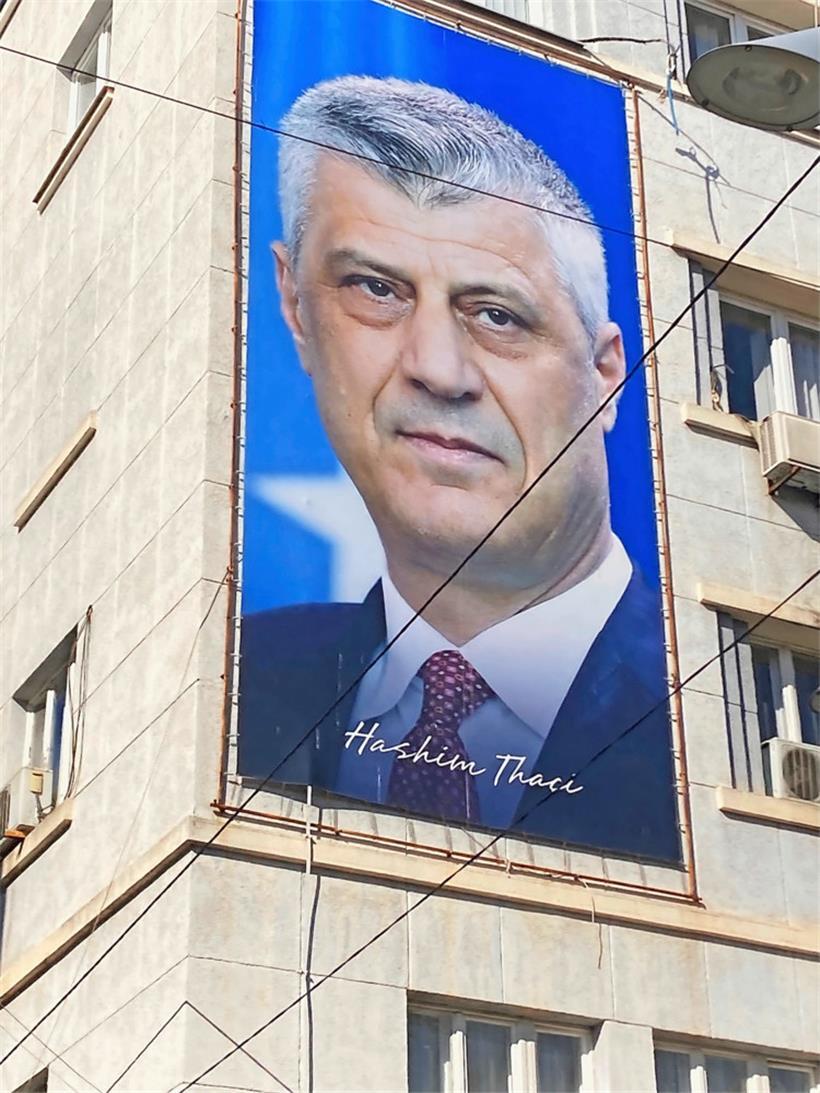 Nur noch als Poster präsent: Bildnis von Kosovos früherem Premier Hashim Thaci am Mutter-Theresa-Boulevard in Pristina 
