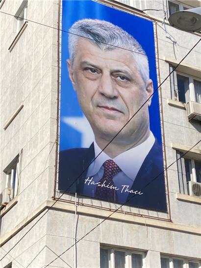 Nur noch als Poster präsent: Bildnis von Kosovos früherem Premier Hashim Thaci am Mutter-Theresa-Boulevard in Pristina 
