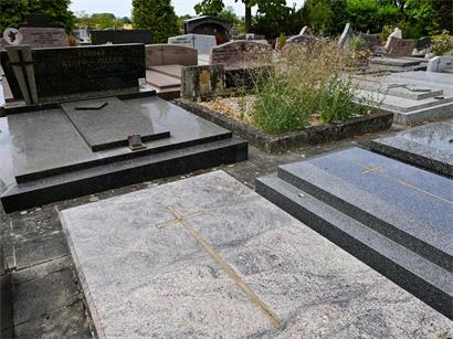 Nur noch die Erinnerungen an die Metallkreuze bleiben auf den betroffenen Gräbern sichtbar. Die Familiennamen sind häufig unberührt.