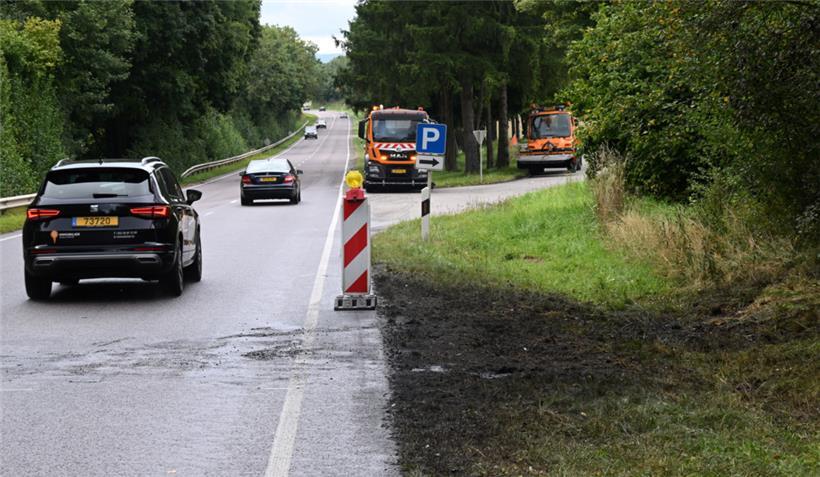 Nur noch ein schwarzer Brandfleck erinnert am Dienstagmorgen an das Inferno vom Vortag
