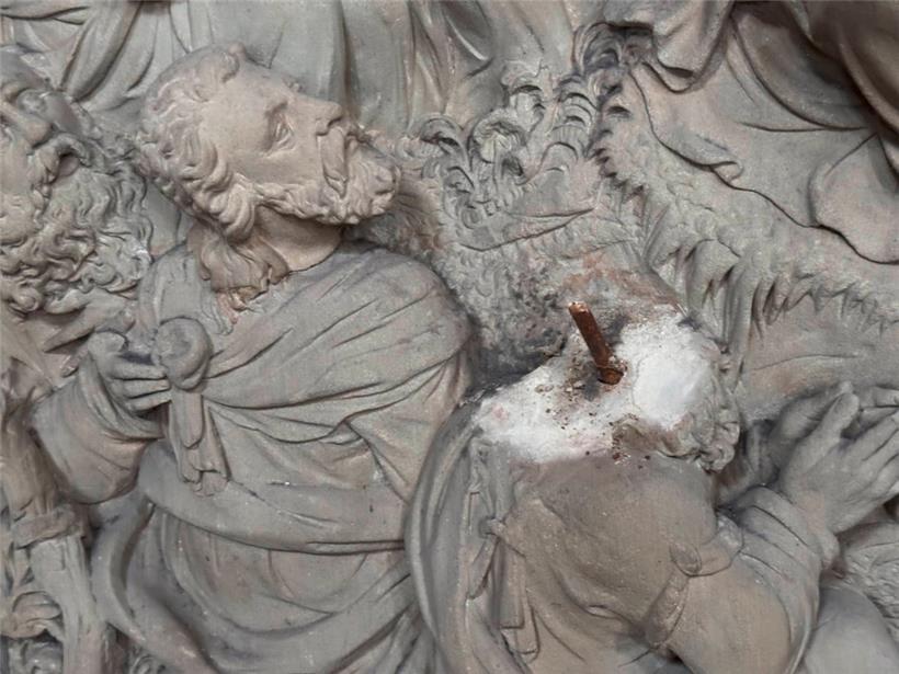 Nur noch eine Leerstelle: Der Kopf eines Apostels an der Kanzel des Trierer Doms ist gestohlen worden
