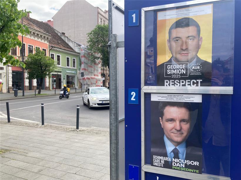 Nur noch zwei Kandidaten im Rennen: Wahlplakate für die Präsidentschaftsanwärter Simion und Dan auf einer der sieben offiziellen Wahlwerbetafeln in Cluj
