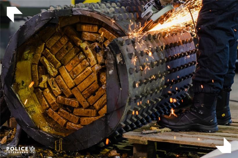 Nur schwer konnte die Schmuggelware „befreit“ werden
