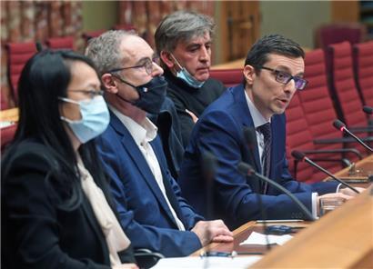 Nur selten übernahm Petent David Georgiu während der Debatte zur Petition gegen die Impfung von Kindern mit genbasierten Vakzinen das Wort. Es waren vor allem die Begleiter der Petenten, welche die Bühne nutzten, um u.a. ihre Theorien über die Wirksamkeit einzelner Vakzine zu verbreiten.
