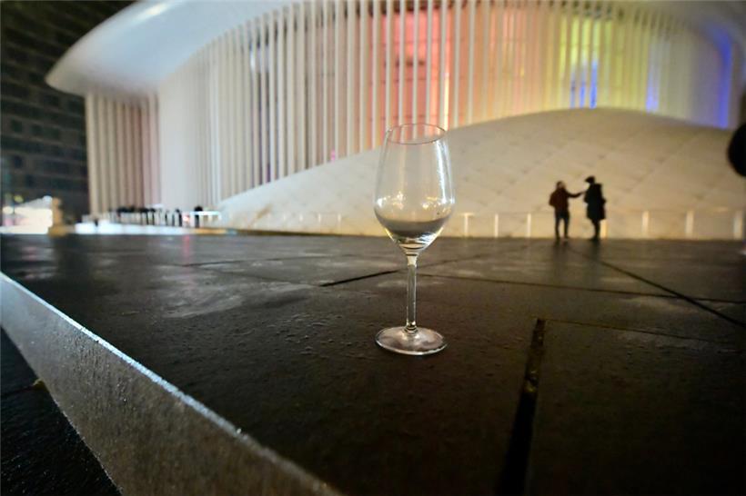 Nur wenige Menschen waren der Einladung in den sozialen Netzwerken gefolgt, um das neue Jahr zusammen mit Anhängern der sogenannten Querdenker-Bewegung vor der Philharmonie anzugehen
