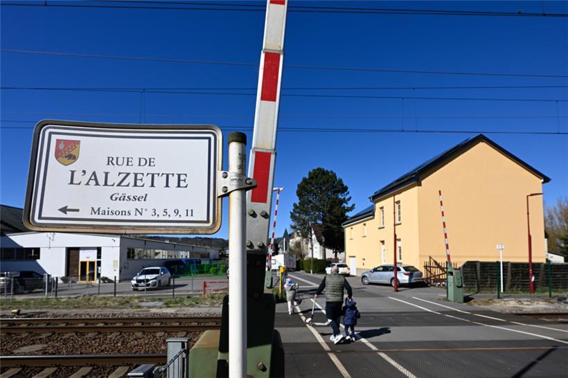 Nur wenn die Schranke funktioniert, können Fußgänger und Autos in die rue d’alze...