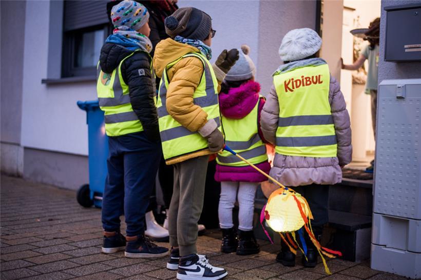 Nur wer singt, bekommt an „Liichtmëssdag“ etwas Süßes
