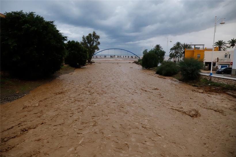 Nur zwei Wochen nach der sogenannten Jahrhundertflut in Spanien mit mehr als 220 Toten wird das Land von neuen heftigen Unwettern heimgesucht. Am schlimmsten betroffen war diesmal die andalusische Provinz Málaga.

