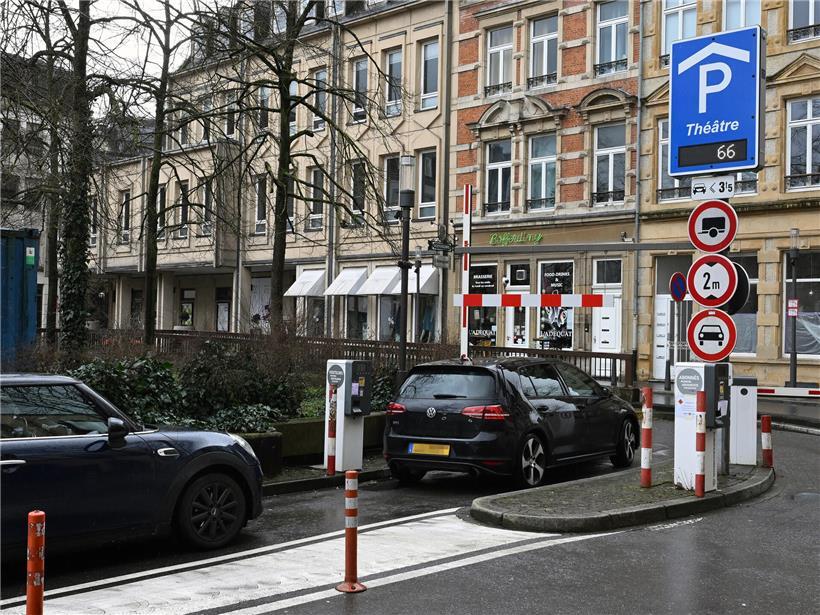 Besucher des Parking Théâtre kritisieren den schmuddeligen, vernachlässigten Zustand des Parkhauses als Katastrophe.