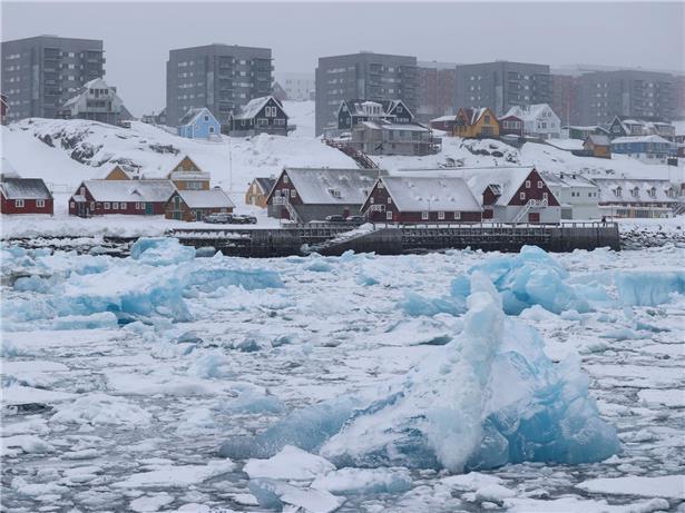 Luftaufnahme von Nuuk, der Hauptstadt von Grönland, mit bunten Häusern und arktischer Landschaft im Hintergrund