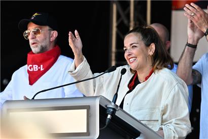 OGBL-Präsidentin Nora Back legt in ihrer 45-minütigen Ansprache die Gründe für den Protest am 28. Juni ausführlich dar
