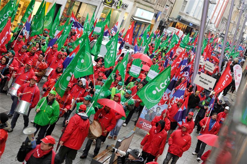 OGBL- und LCGB-Gewerkschaftler während einer Kundgebung
