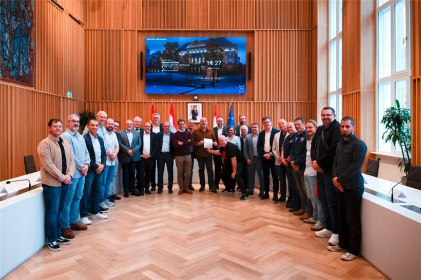 OGBL und LCGB zusammen mit Vertretern der Südgemeinden nach der Unterzeichnung der Kollektivvereinbarung im Escher Rathaus
