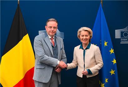 Ob EU-Kommissionspräsidentin Ursula von der Leyen den belgischen Regierungschef Bart De Wever bis zum EU-Gipfel kommende Woche umstimmen kann, dennoch der Nutzung russischer Gelder zuzustimmen, bleibt ungewiss
