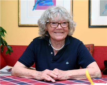 Ob Familienmitglieder oder gleichaltrige Freunde, der Kontakt zu anderen Menschen hält die 81-jährige Mariette Braun jung
