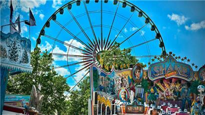 Ob Riesenrad, Berg- und Talbahn oder schnelles Rundfahrgeschäft: Viele Kirmesbegeisterte kommen jedes Jahr wegen der Attraktionen zur „Schueberfouer“
