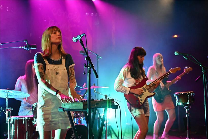 Ob am Synthesizer, am Schlagzeug, an der E-Gitarre oder am Bass: Die Mitglieder der Cumbia-Band Los Bitchos stellten ihre Versiertheit zur Schau 
