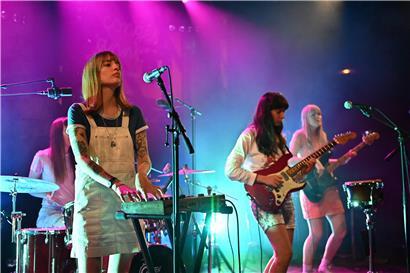 Ob am Synthesizer, am Schlagzeug, an der E-Gitarre oder am Bass: Die Mitglieder der Cumbia-Band Los Bitchos stellten ihre Versiertheit zur Schau 
