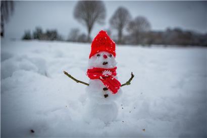 Ob der Schneefall am Donnerstag fürs Schneemannbauen ausreicht, bleibt abzuwarten
