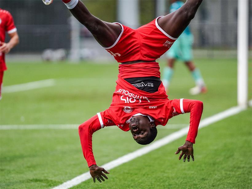 Ob der Strassener Babou Seye auch in Hostert einen Salto zeigen wird?