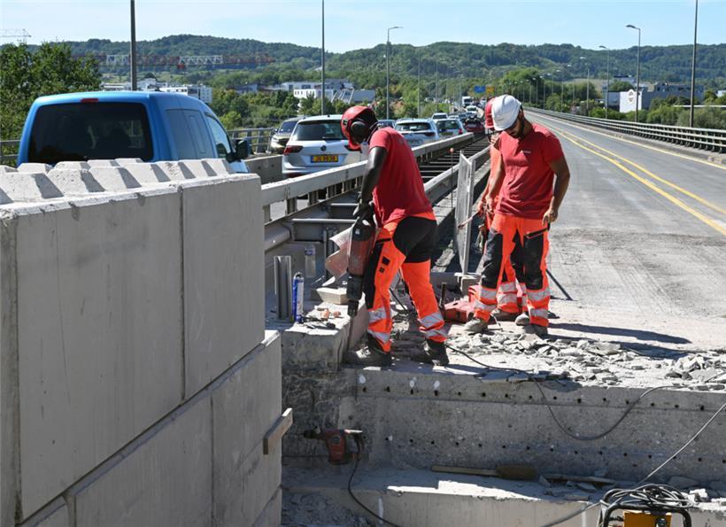 Ob die Straßenbauer das bis 15. September gestemmt bekommen? Die Arbeiten waren ...