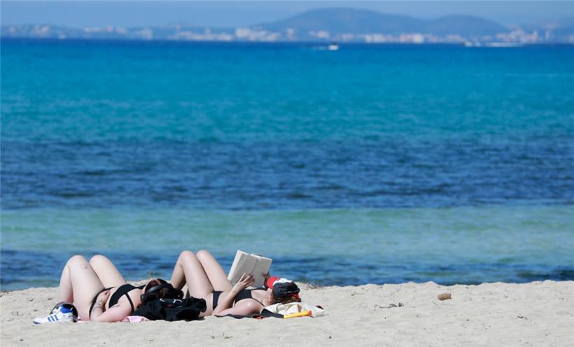 Ob diese entspannt an einem Strand auf Mallorca sonnenbadenden Frauen ahnen, dass sich in ihrer Nähe Haie befinden …?

