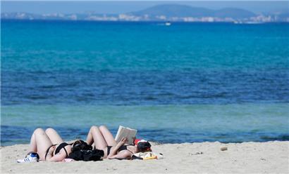 Ob diese entspannt an einem Strand auf Mallorca sonnenbadenden Frauen ahnen, dass sich in ihrer Nähe Haie befinden …?
