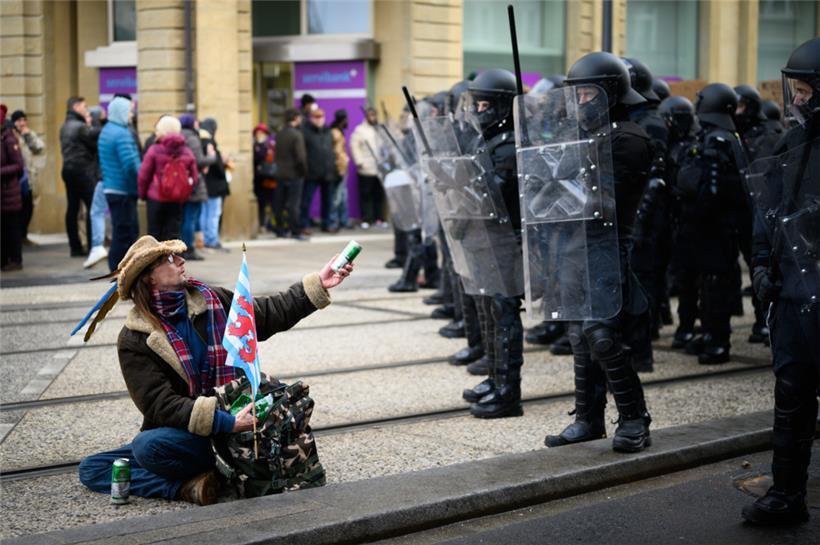 Ob dieser Demonstrant wegen des Versuches auf Bestechung aufgegriffen wurde, kon...