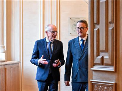 Ob er Premier und der Aussenminister sich hier wojhl über die neuen ILRES-Zahlen unterhalten?