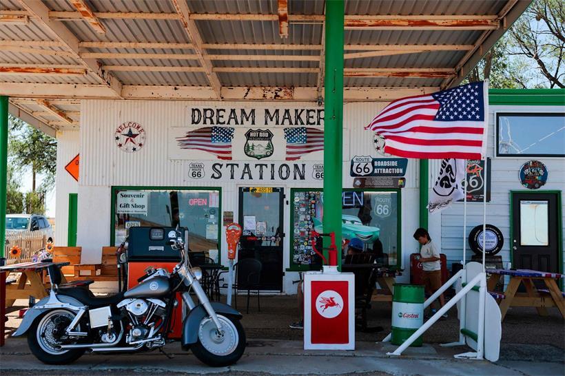 Tankstelle an der historischen Route 66 in Texas – Symbol des amerikanischen Traums und Roadtrip-Kultur