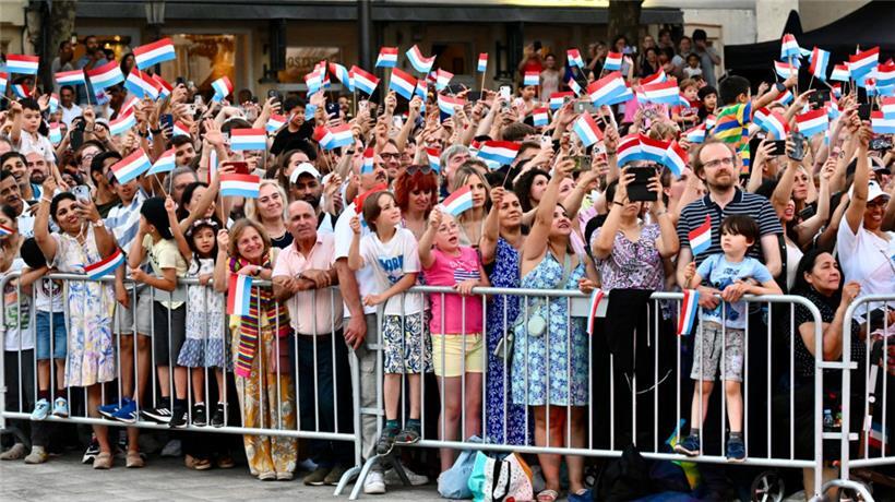 Ob jung oder alt: Am Sonntagabend fanden sich zahlreiche Feiernde auf dem hauptstädtischen „Knuedler“ ein, um einen Blick auf die großherzogliche Familie zu erhaschen
