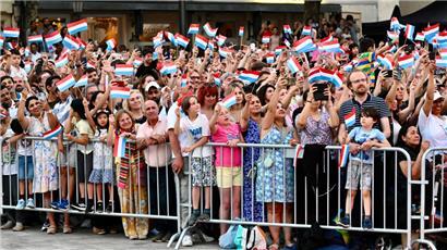 Ob jung oder alt: Am Sonntagabend fanden sich zahlreiche Feiernde auf dem hauptstädtischen „Knuedler“ ein, um einen Blick auf die großherzogliche Familie zu erhaschen

