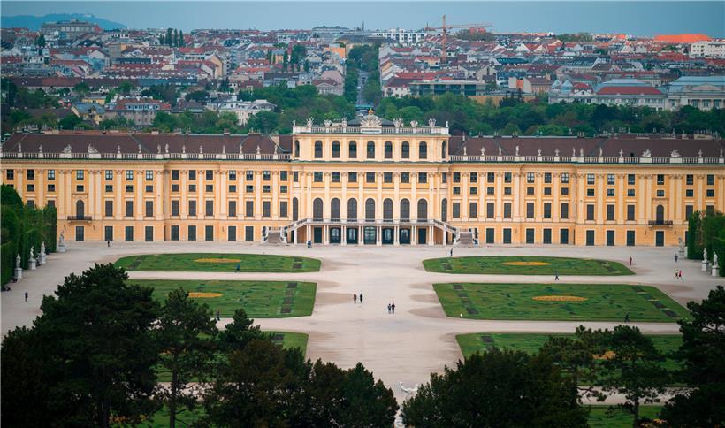 Ob sich im Sommer wieder Touristen das Schloss Schönbrunn in Wien anschauen? Österreichs Regierung will Gäste aus Ländern hineinlassen, die das Virus im Griff haben – dabei geht es vor allem um wirtschaftliche Interessen, der Tourismussektor steht für 15 Prozent des BIP in der Alpenrepublik
