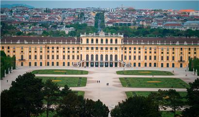 Ob sich im Sommer wieder Touristen das Schloss Schönbrunn in Wien anschauen? Österreichs Regierung will Gäste aus Ländern hineinlassen, die das Virus im Griff haben – dabei geht es vor allem um wirtschaftliche Interessen, der Tourismussektor steht für 15 Prozent des BIP in der Alpenrepublik
