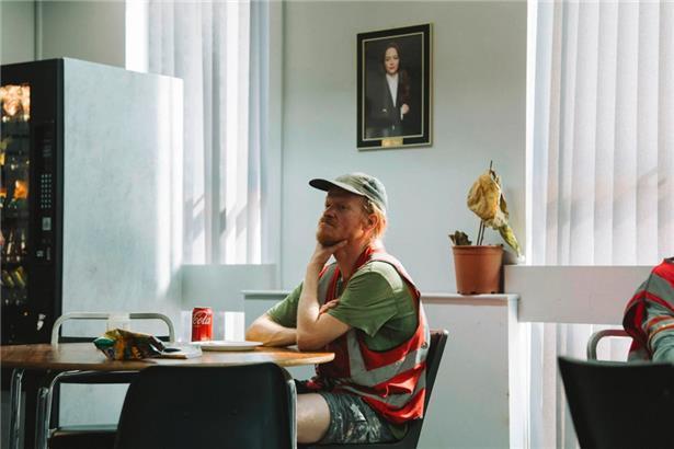 Oben und unten: Paketepacker Jesse Plemons unter dem Bild von CEO Emma Stone
