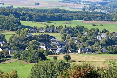 Oberpallen gehört zur Gemeinde Beckerich, die acht Ortschaften umfasst. Insgesamt zählt die Majorzgemeinde 2.860 Einwohner. Die Gemeinde liegt im äußersten Westen des Landes an der Grenze zu Belgien. Dort, wo die Kühe zu sehen sind (oben links), soll ein landwirtschaftlicher Betrieb mit 330 Rindern installiert werden. Einwohner wehren sich dagegen. 
