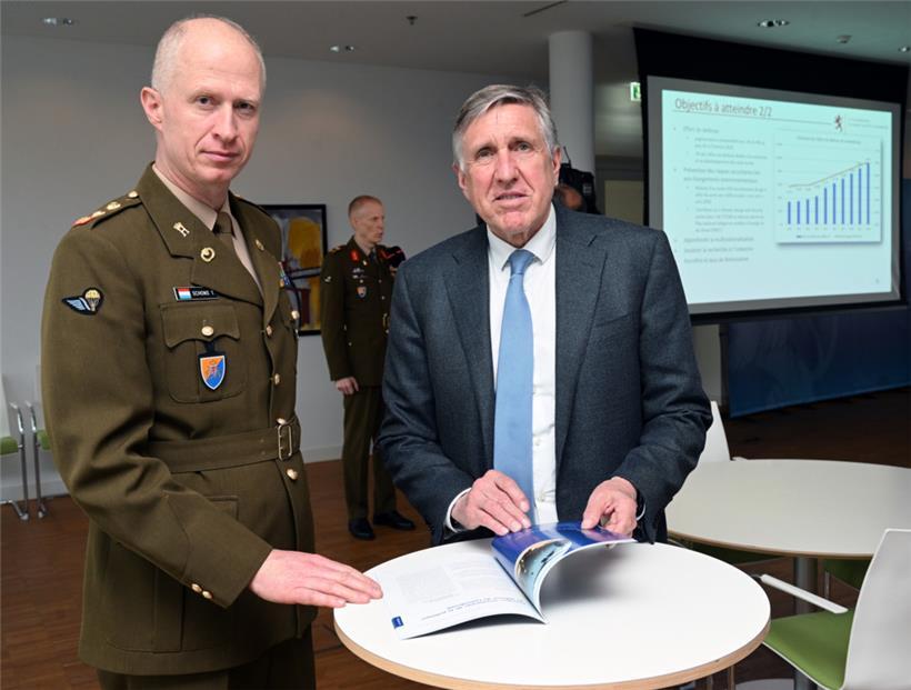 Oberstleutnant Tom Schons und Verteidigungsminister François Bausch bei der Vorstellung der neuen Richtlinien der Luxemburger Armee

