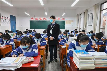 Oberstufenschüler sitzen mit Mundschutzmasken in einem Klassenzimmer der Middle School in der Südwestchinesischen Provinz Guizhou
