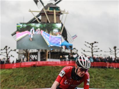 Ben Fleming beim Junioren-Rennen, trotz Krankheit am Vortag Platz 37 erreicht, Ausdauer und Durchhaltevermögen sichtbar