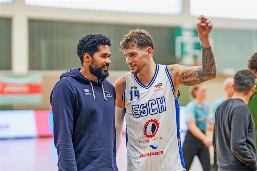 Obwohl Jordan Hicks (l.) einmal mehr nur die Rolle des Zuschauers übrig bleibt, freute sich der Escher Profi mit Alex Rodenbourg über den ersten Saisonsieg am Sonntag gegen Bartringen
