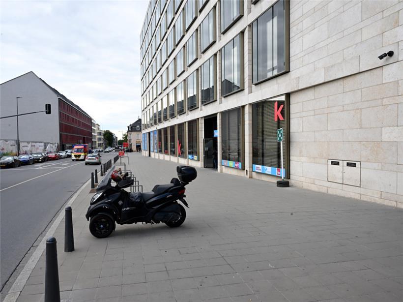 Obwohl der Platz neben dem neuen Gebäude der sozialen Sicherheit im Bahnhofsviertel viel Platz bietet, wurden dort bislang noch keine Bäume gepflanzt
