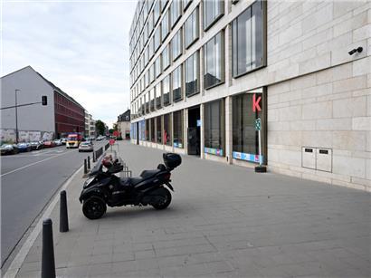 Obwohl der Platz neben dem neuen Gebäude der sozialen Sicherheit im Bahnhofsviertel viel Platz bietet, wurden dort bislang noch keine Bäume gepflanzt
