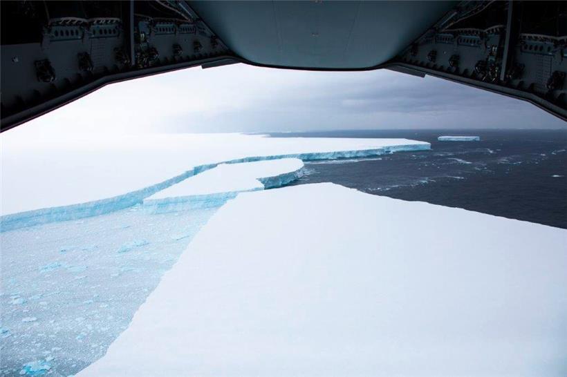 Obwohl der neue Flughafen in erster Linie der Wissenschaft zugutekommen soll, sind es Wissenschaftler, die das Projekt am stärksten kritisieren: Das Foto des britischen Verteidigungsministeriums vom vergangenen September zeigt einen Eisberg, der sich von der Antarktis gelöst hat – er ist anderthalbfach so groß wie Luxemburg.
