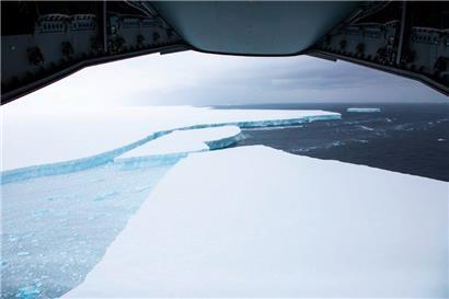 Obwohl der neue Flughafen in erster Linie der Wissenschaft zugutekommen soll, sind es Wissenschaftler, die das Projekt am stärksten kritisieren: Das Foto des britischen Verteidigungsministeriums vom vergangenen September zeigt einen Eisberg, der sich von der Antarktis gelöst hat – er ist anderthalbfach so groß wie Luxemburg.
