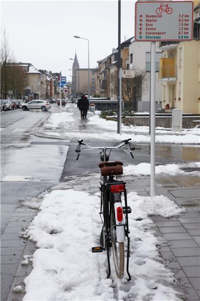 Obwohl ein Radweg vorhanden ist, werden die Radfahrer manchmal vergessen: Nur Straßen und Bürgersteige werden in Esch im Winter von Eis und Schnee befreit, die Radwege seltsamerweise nicht.
