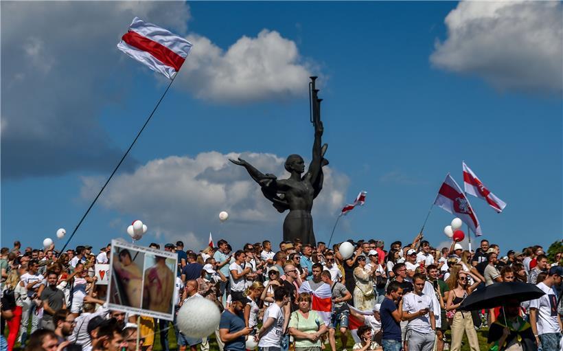 Obwohl sich immer mehr Menschen an den Protesten in Belarus beteiligen, gibt Staatschef Lukaschenko nicht nach. Neuwahlen lehnt er ab, einen Dialog auch.
