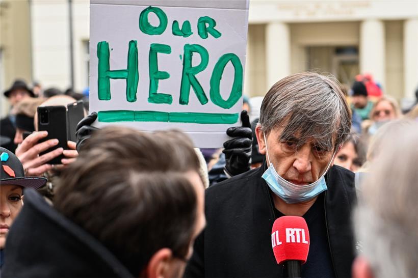 Ochs wird von vielen Impfskeptikern und Gegnern der Corona-Maßnahmen wie ein Held gefeiert
