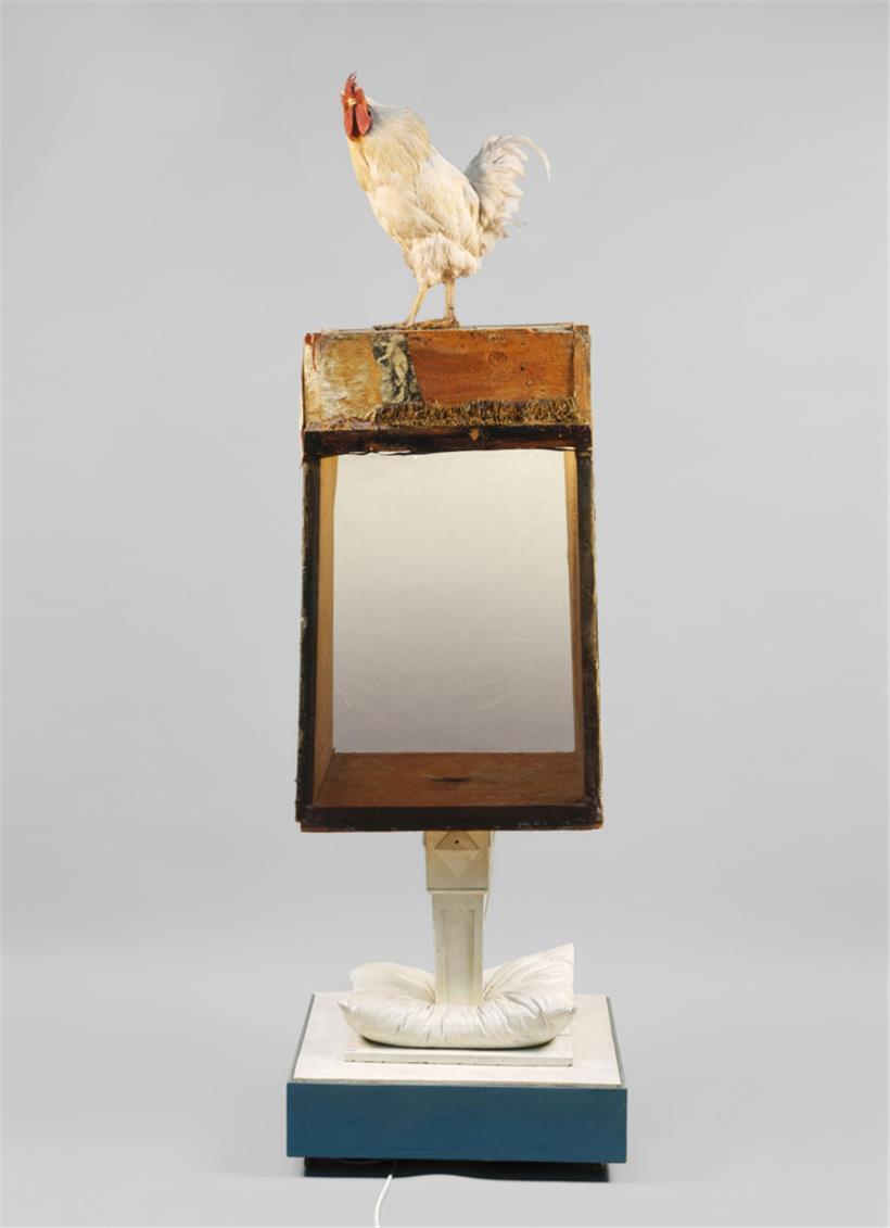 „Odalisque“ (1955-58) ist ein Werk aus Holz, Stoff, Draht, Papier, Metall – und Gras
